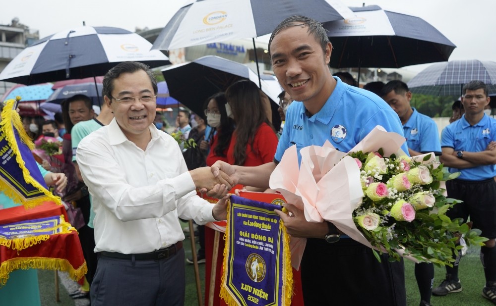 Phó Chủ tịch LĐLĐ thành phố Hà Nội Nguyễn Chính Hữu tặng hoa và Cờ lưu niệm cho Tổ trọng tài.