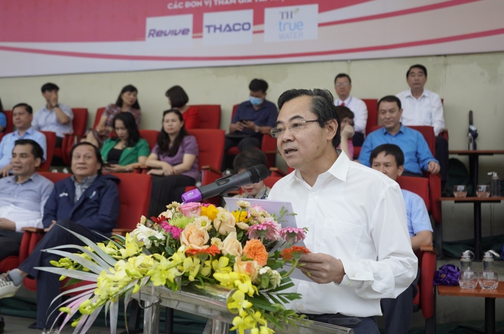 Phó Chủ tịch LĐLĐ thành phố Hà Nội Nguyễn Chính Hữu phát biểu chỉ đạo tại Lễ khai mạc.