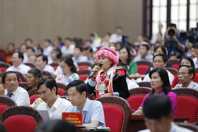 Chị Chảo Thị Yến (xã Nậm Chạc, Bát Xát, Lào Cai) bày tỏ trăn trở về những giải pháp nào để thu hút lượng lao động trẻ ở lại phát triển nông nghiệp, duy trì và phát huy bản sắc văn hóa dân tộc - Ảnh: VGP/Nhật Bắc
