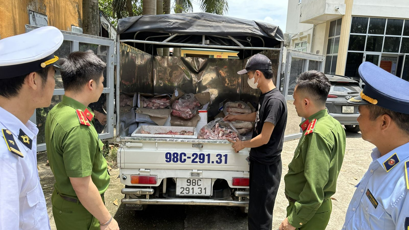 Bắc Giang: Phát hiện gần 1 tấn thực phẩm “bẩn”chuẩn bị vào bếp  Khu công nghiệp