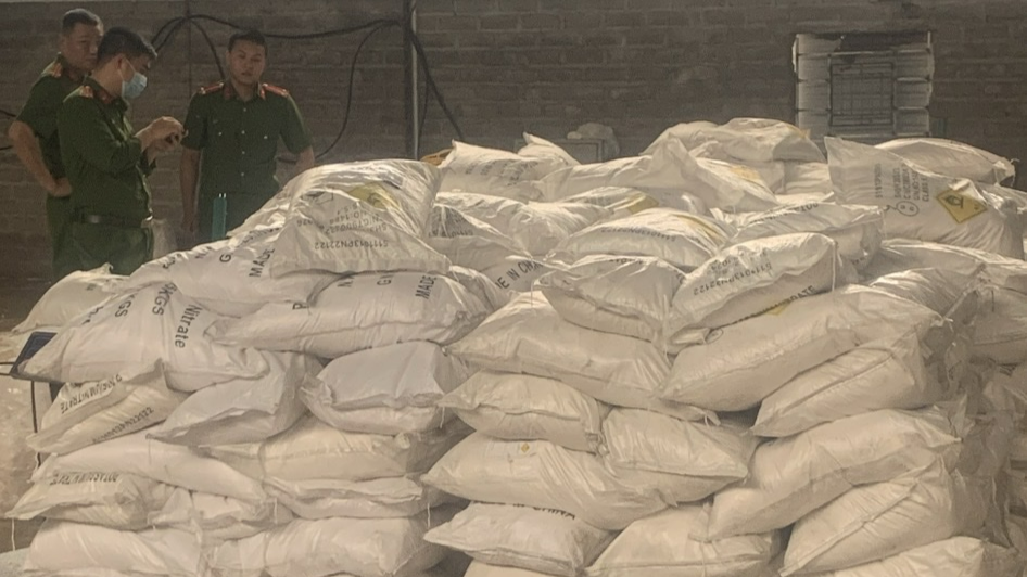 Bắc Giang: Phát hiện hơn 14 tấn bột trắng, nâu không rõ nguồn gốc trong hàng trăm bao tải