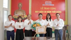 Trao tặng Huy hiệu 30 năm tuổi Đảng cho đảng viên Báo Tuổi trẻ Thủ đô