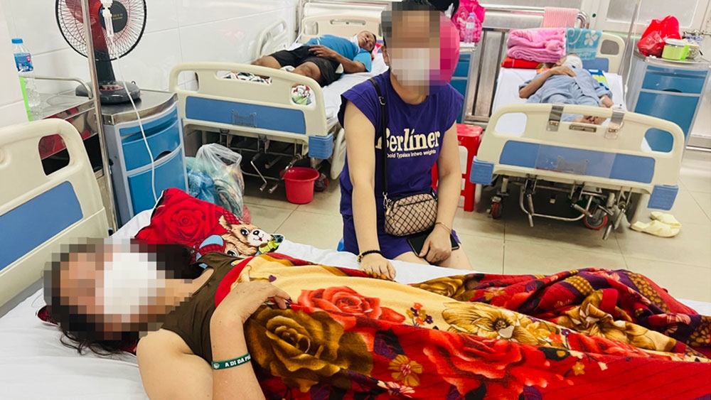 Bắc Giang: Một phụ nữ bị thang máy rơi trúng đầu
