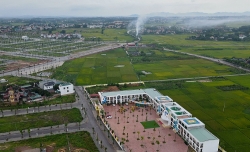 Bắc Giang: Bãi rác thải khổng lồ hun khói ngay cạnh trường mầm non
