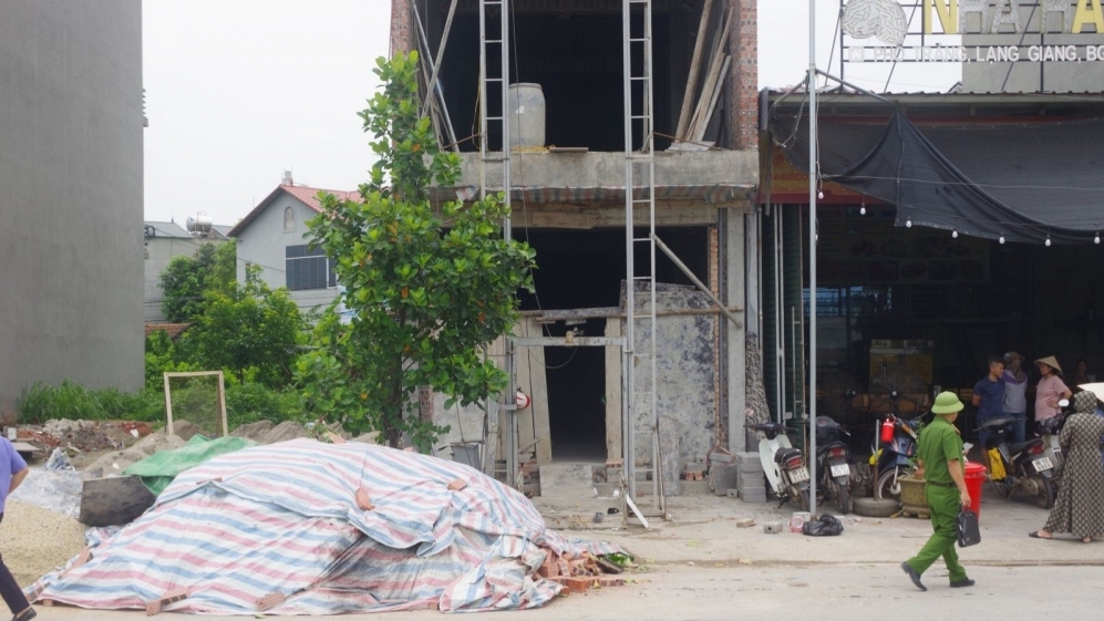 Bắc Giang: Thang máy tự chế rơi tự do làm 7 người bị thương
