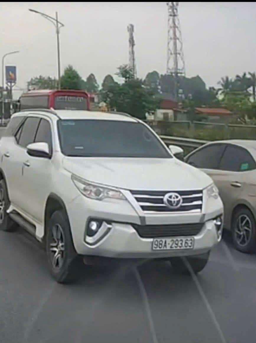 Xử phạt nặng tài xế ô tô con đi ngược chiều trên đường cao tốc Hà Nội - Bắc Giang Xử phạt nặng tài xế ô tô con đi ngược chiều trên đường cao tốc Hà Nội - Bắc Giang