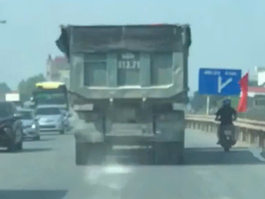 Bắc Giang: Xử phạt tài xế điều khiển xe ô tô tải chở đất đá để rơi vãi trên đường