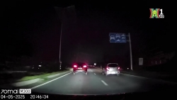 Clip: Xe đạp đi ngược chiều trên cao tốc Hà Nội - Bắc Giang