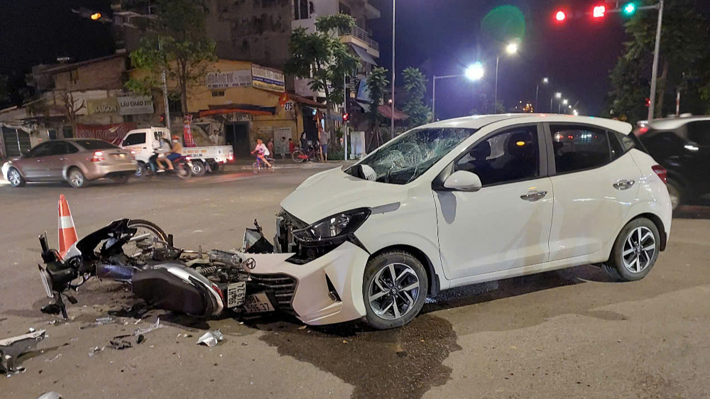 Xe máy va chạm với ô tô đi ngược chiều, hai thanh niên bị thương nặng