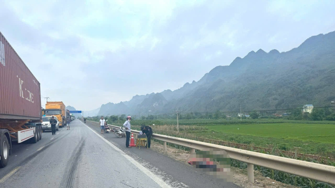 Lạng Sơn: Va chạm giữa xe đầu kéo và xe máy, 2 người thương vong