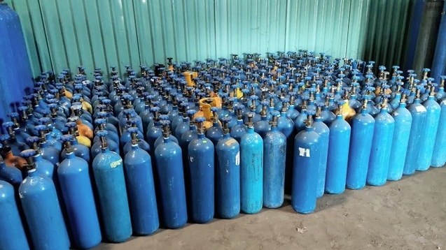 Bắc Giang: Phát hiện, xử lý chủ kho có hàng trăm bình khí cười