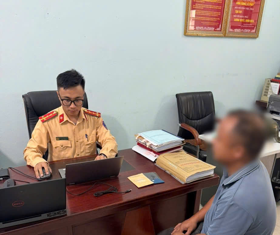 Bắc Giang: Xử lý xe khách đi sai làn sau phản ánh trên Mạng xã hội