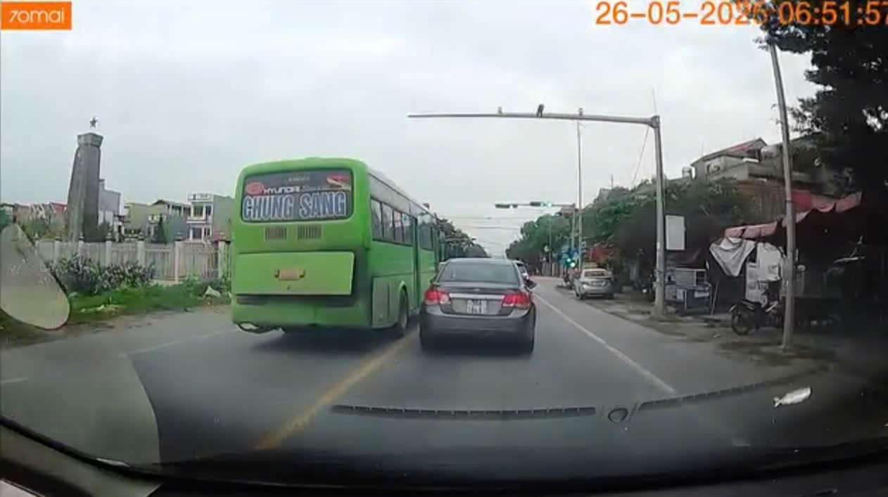 Bắc Giang: Xử lý xe khách đi sai làn sau phản ánh trên Mạng xã hội