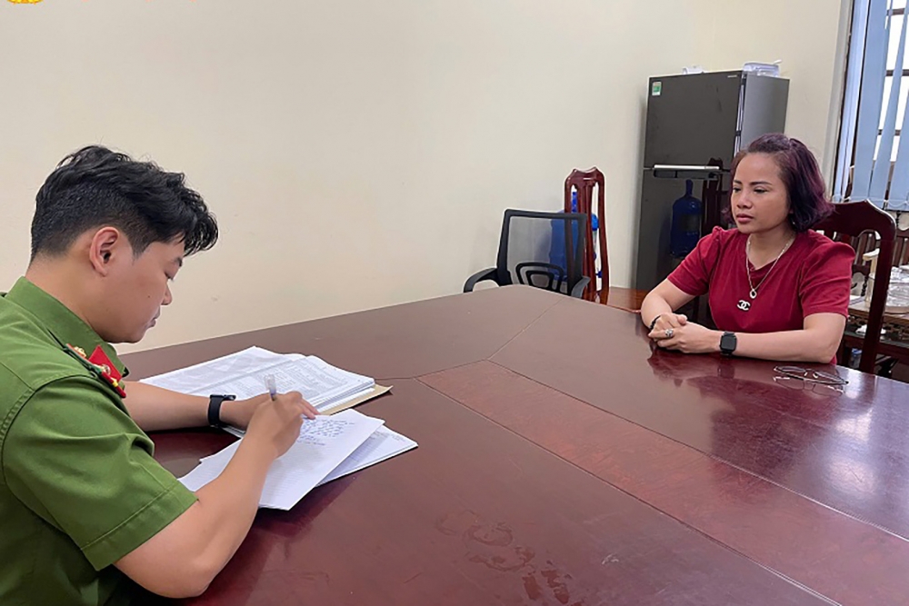 Bắt 2 chủ quán karaoke vì mua bán người dưới 16 tuổi