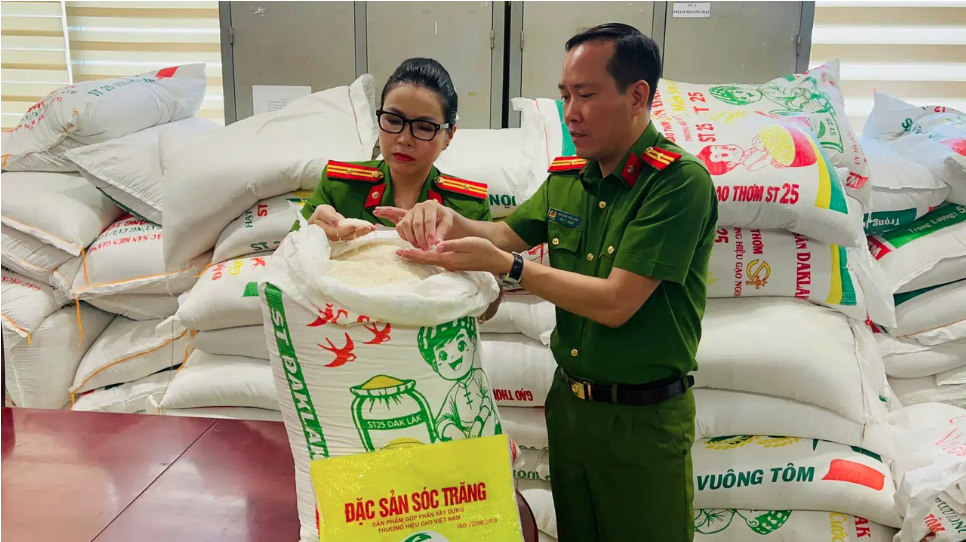 Khởi tố 4 đối tượng sản xuất, buôn bán gạo ST25 giả