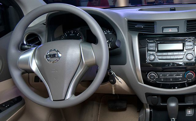 trieu hoi hon 600 chiec nissan navara tai viet nam do loi o khoa