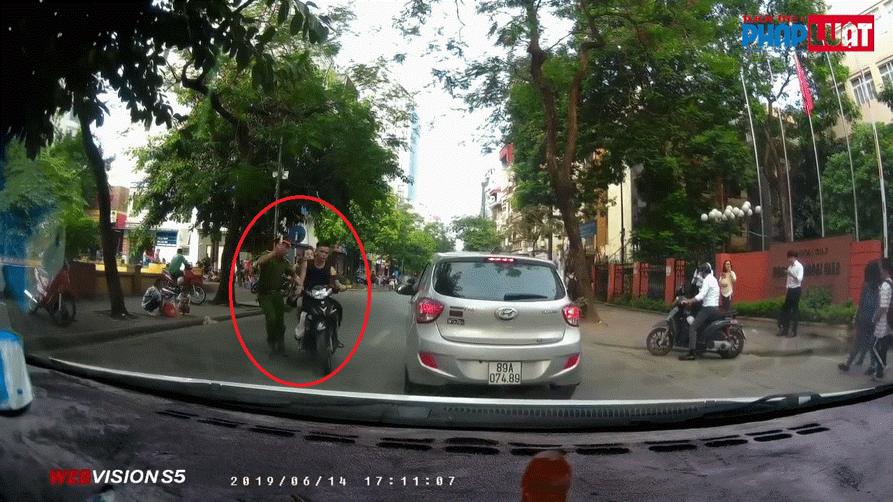 Vụ vung gậy đập vào tay người vi phạm giao thông tại phố Chùa Láng: Phương án nào trong trường hợp này?