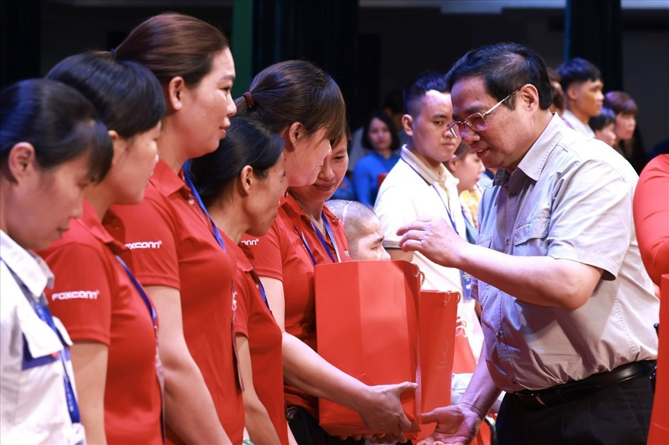 Thủ tướng Chính phủ trao 25 suất quà cho những công nhân lao động có hoàn cảnh khó khăn tại điểm cầu tỉnh Bắc Giang.