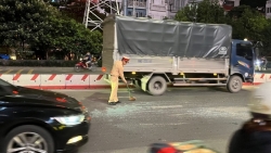 Chiến sĩ CSGT dọn đường sau tai nạn, đảm bảo an toàn cho người tham gia giao thông