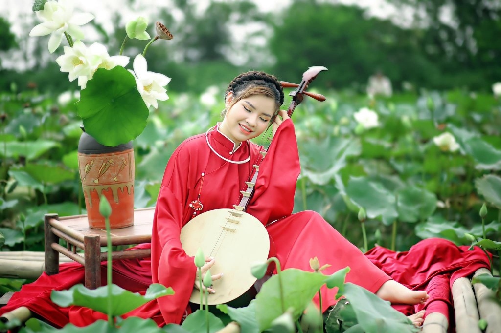 Ánh Tuyết làm mẫu cho bộ ảnh “Hạ và em” của Hội Đam mê Nhiếp ảnh