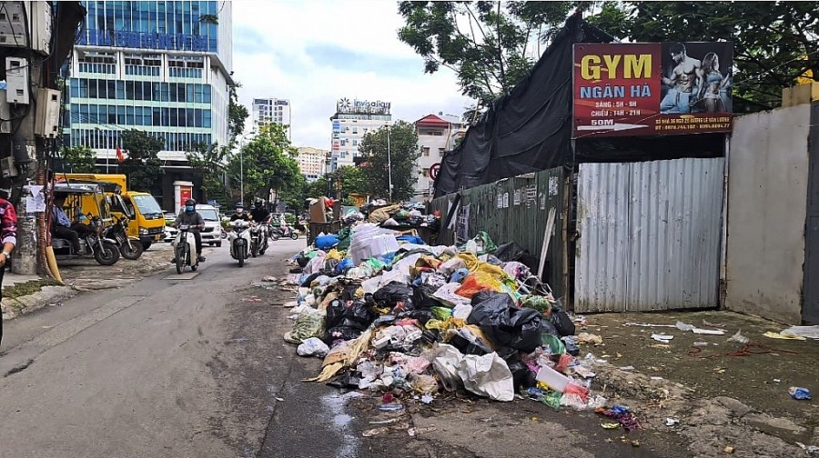 Rác chiếm một phần lòng đường Hoàng Ngân (Cầu Giấy)