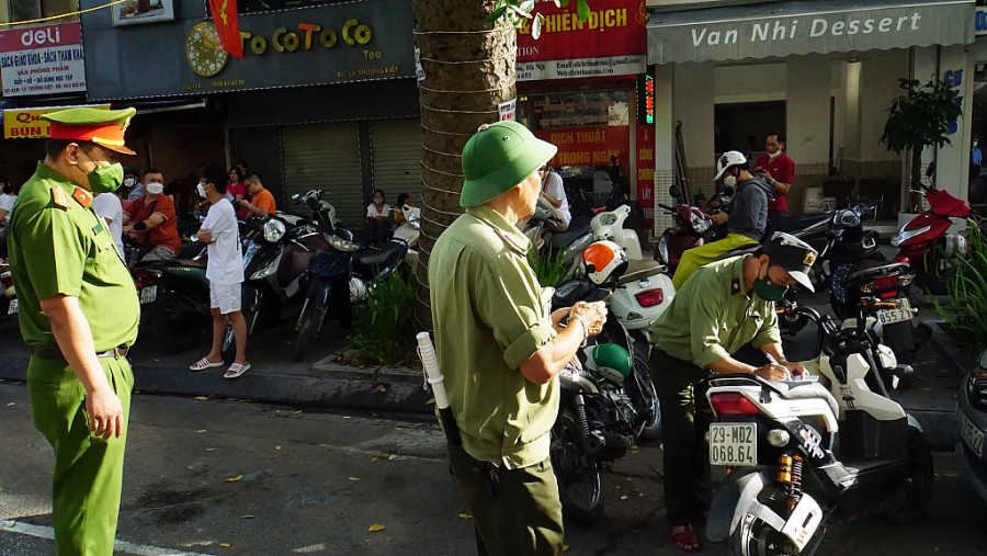 Công an phường Trần Hưng Đạo nhắc nhở phương tiện dừng, đỗ vi phạm trước khu vực điểm thi trường THPT Việt Đức