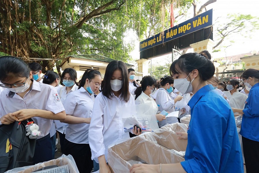 Lực lượng đoàn viên thanh niên nhiệt tình giúp đỡ thí sinh vào điểm thi trường THPT Việt Đức