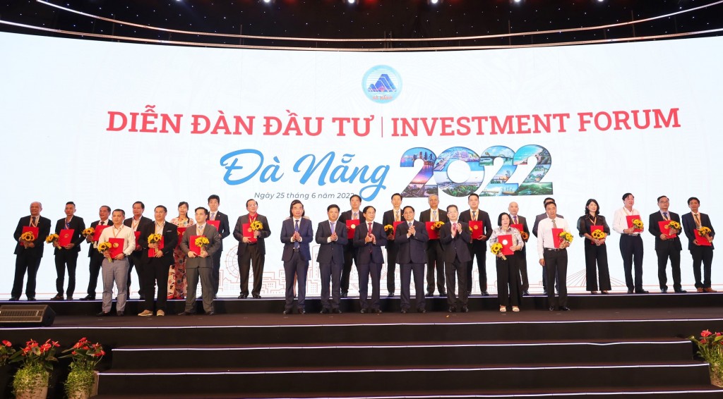 Tại Diễn đàn, UBND thành phố Đà Nẵng đã trao giấy chứng nhận đăng ký đầu tư; quyết định chấp thuận chủ trương đầu tư; chủ trương nghiên cứu đầu tư; thông báo cho phép nghiên cứu đầu tư dự án và thỏa thuận hợp tác đầu tư cho