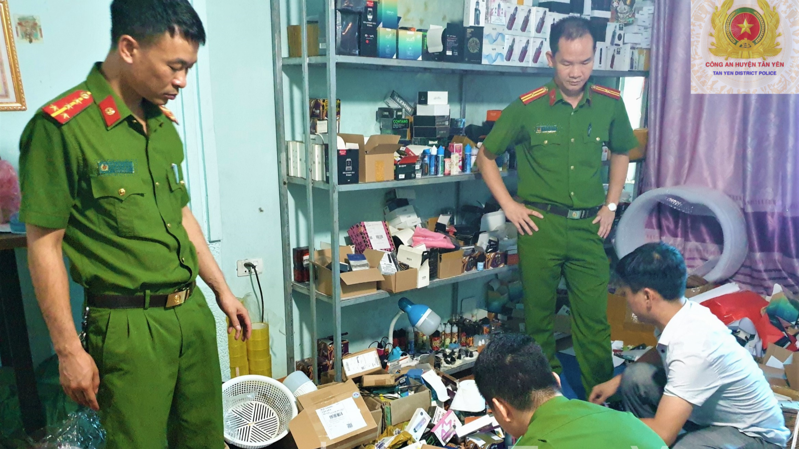 Bắc Giang: Phát hiện hàng trăm bộ thuốc lá điện tử và tinh dầu không rõ nguồn gốc xuất xứ
