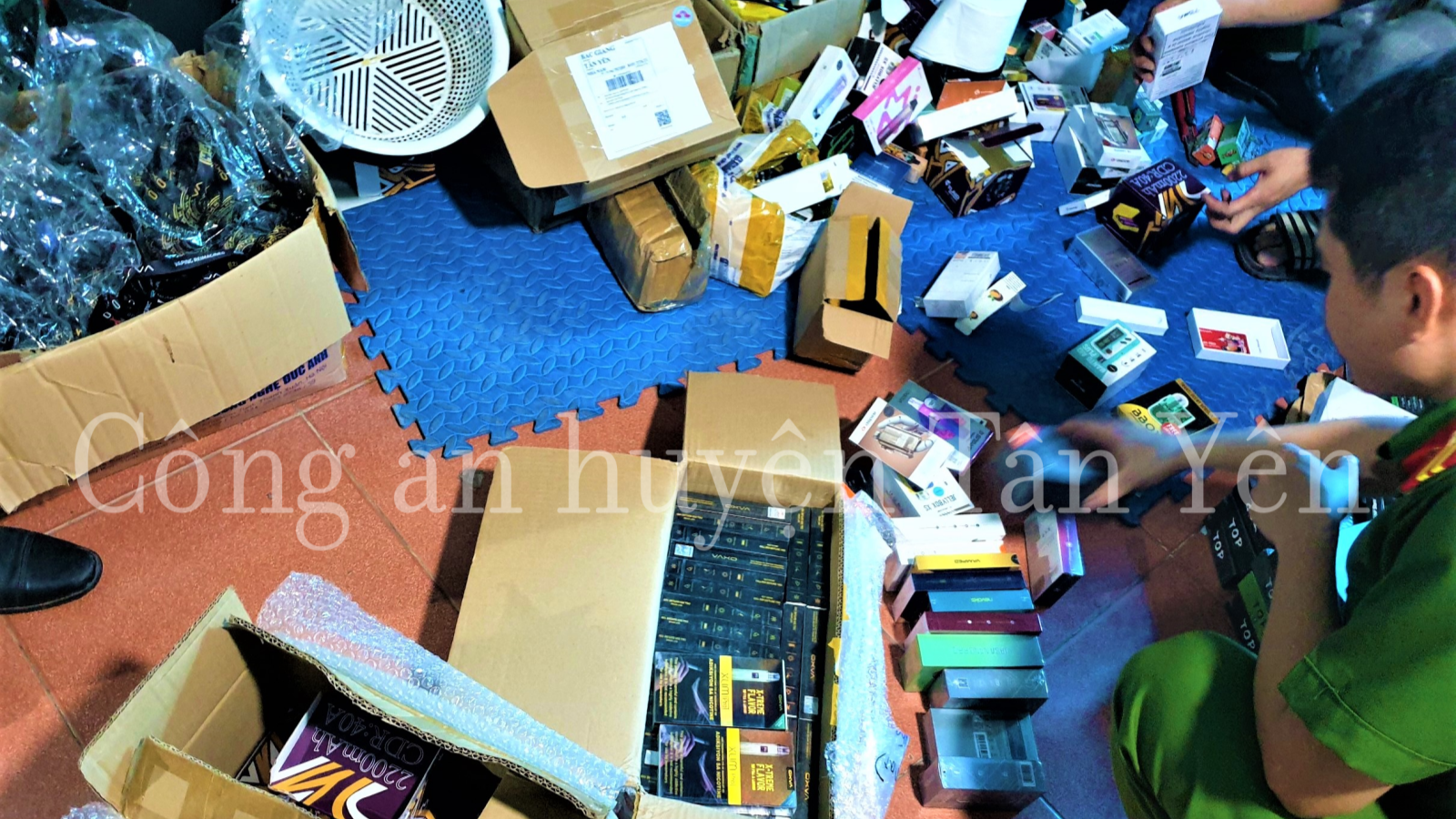 Bắc Giang: Phát hiện hàng trăm bộ thuốc lá điện tử và tinh dầu không rõ nguồn gốc xuất xứ