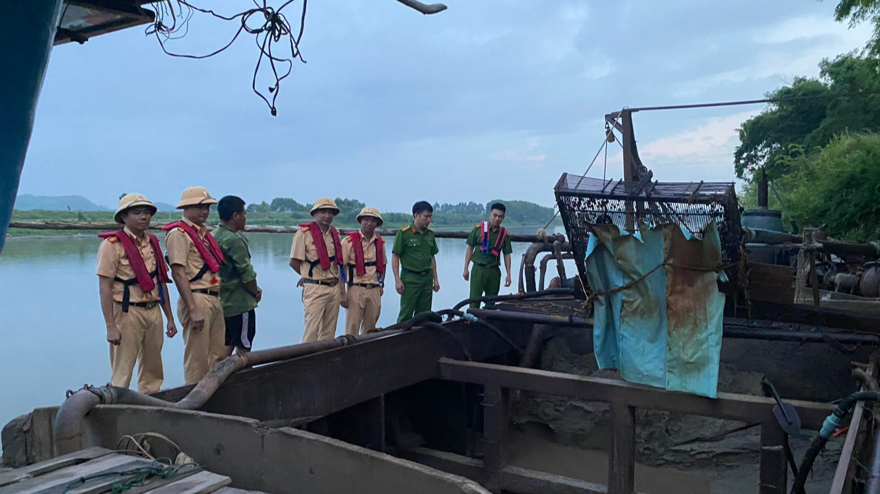 Bắc Giang: Bắt quả tang đối tượng khai thác cát trái phép