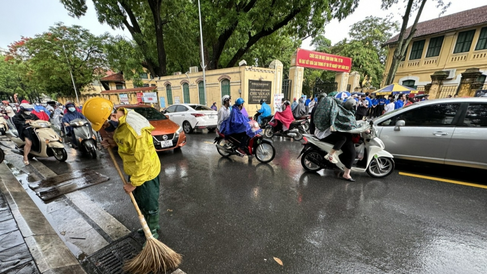 Công nhân thoát nước Hà Nội ứng trực từ sớm phục vụ kỳ thi THPT