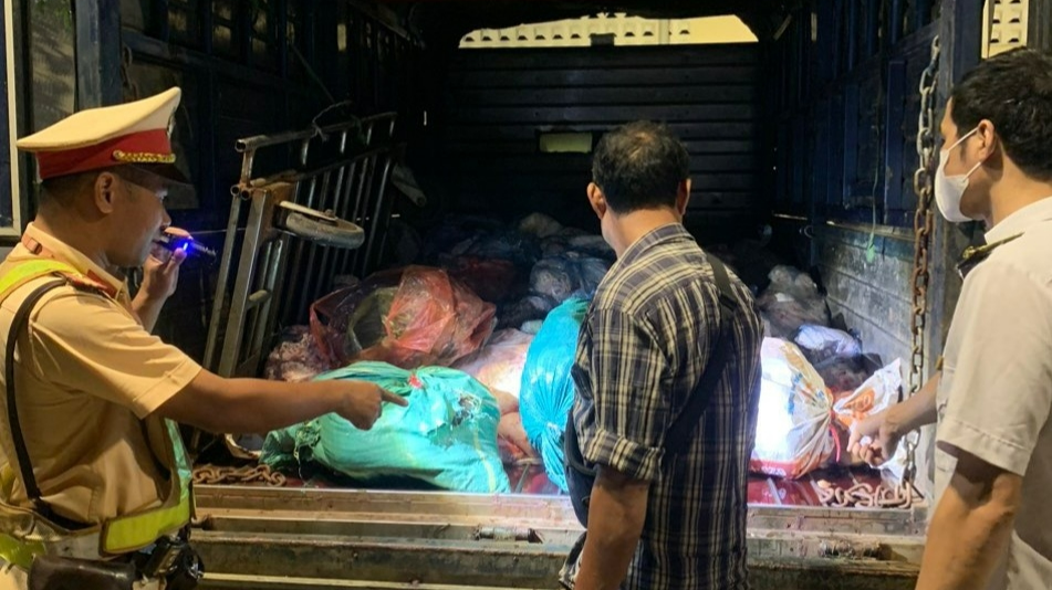 Bắc Giang: Phát hiện xe tải chở gần 1 tấn hàng “bốc mùi”