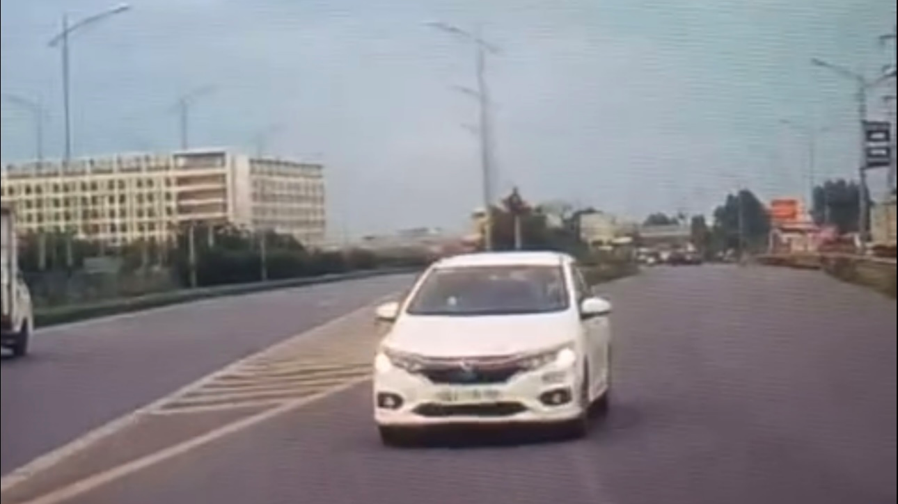 Xử phạt tài xế ô tô con đi ngược chiều trên đường cao tốc Hà Nội –Bắc Giang qua phản ánh trên MXH