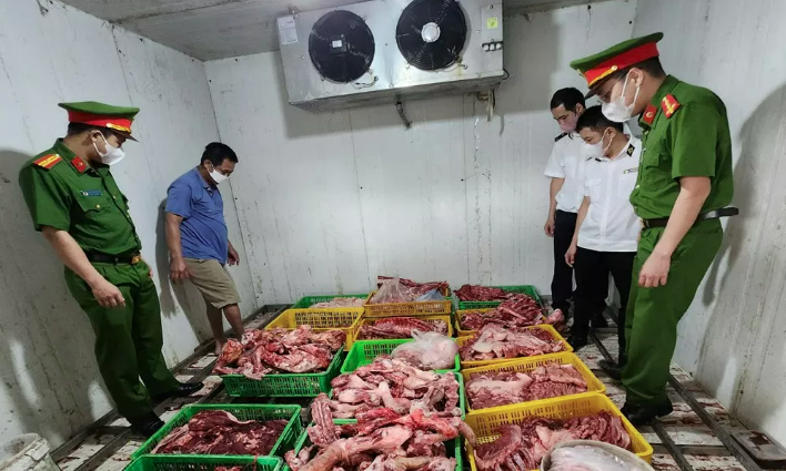 Bắc Giang: Kiểm tra, phát hiện gần 1,8 tấn xương và thịt lợn bẩn