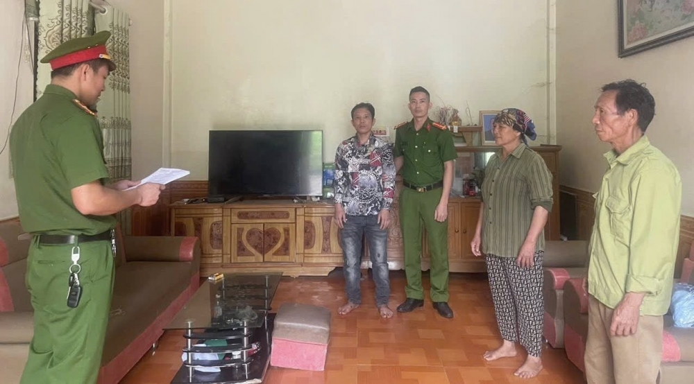 Điều tra viên Công an thị trấn Đồi Ngô đọc Quyết đinh khởi tố bị can, tạm giam đối với Lý Văn Thật.