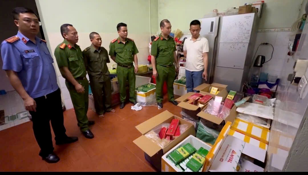 Khởi tố 2 đối tượng buôn bán hàng cấm, thu giữ gần 5.000 bao thuốc lá điếu