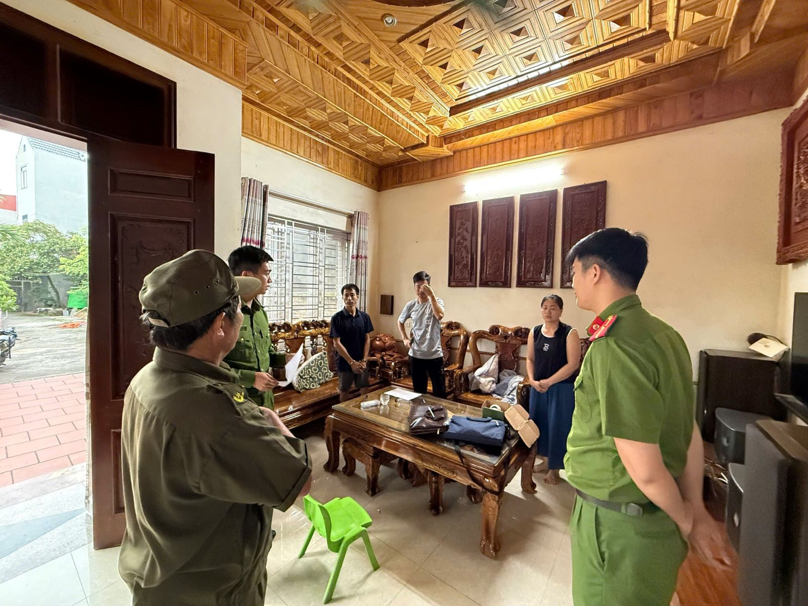 Bắc Giang: Bắt giữ 2 đối tượng tàng trữ, vận chuyển, mua bán trái phép vũ khí quân dụng