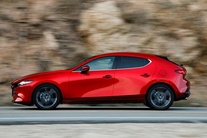Mazda 3 có nguy cơ bị văng cả 4 bánh ra ngoài khi đang chạy