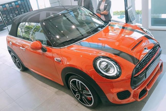 xe mui tran anh quoc mini convertible jcw dau tien cap ben viet nam gia 25 ty dong