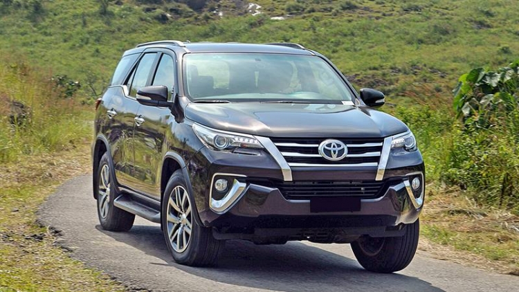 toyota fortuner lien tuc chiem ngoi vuong doanh so o phan khuc suv 7 cho