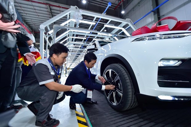 vinfast bat dau ban giao lux a20 va lux sa20 den tay khach hang