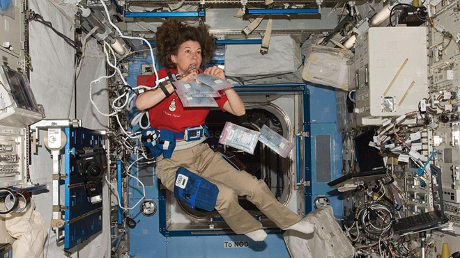 tram vu tru quoc te vua phong mot tau vu tru day rac ra khong gian