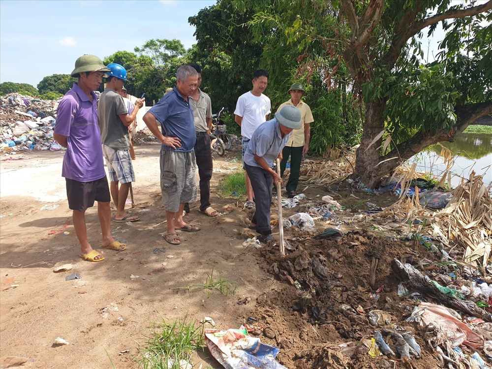 Hưng Yên: Dân tố chủ tịch xã chỉ đạo chôn rác ở thân đê