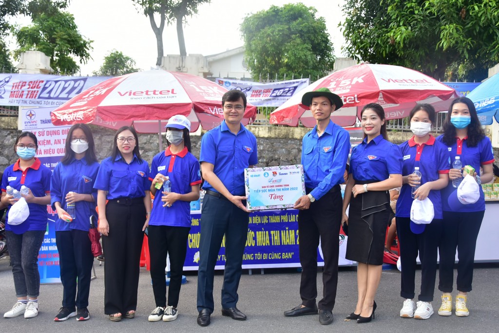 Đồng chí Bùi Quang Huy trao quà tới tình nguyện viên