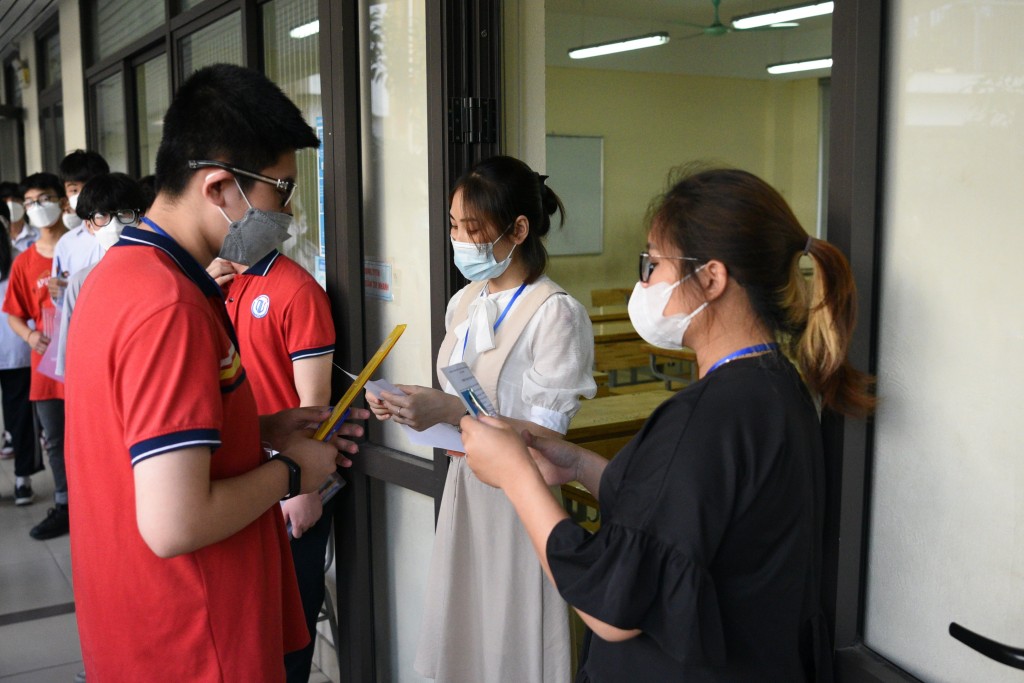 Cha mẹ hãy bình tĩnh, động viên con trước nỗi buồn vì không đạt được nguyện vọng