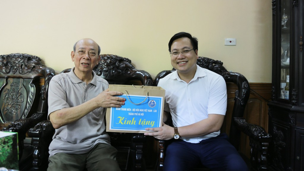 Đồng chí Trần QUang Hưng trao quà cho ông Nguyễn Văn Nuôi