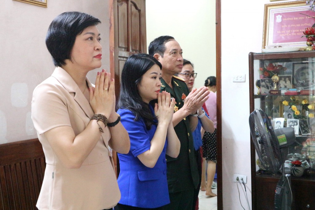 Bí thư Thành đoàn Hà Nội Chu Hồng Minh thăm, tặng quà mẹ Việt Nam anh hùng