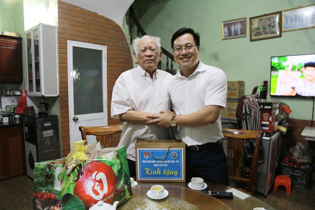 Đồng chí Phó Bí thư Thành đoàn trao quà cho ông Nguyễn Văn Cơ
