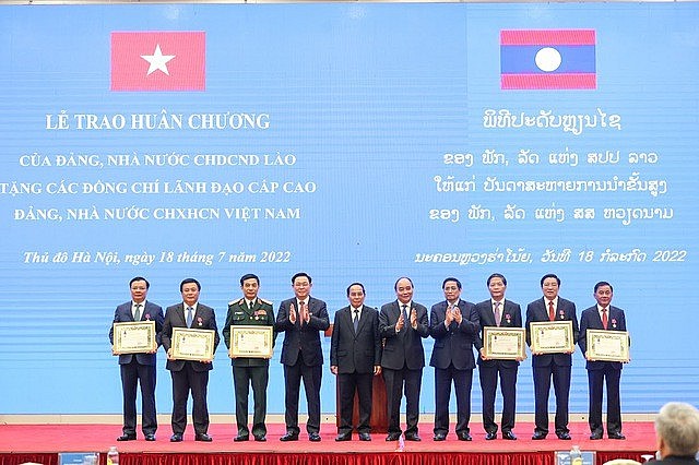 Các đồng chí Ủy viên Bộ Chính trị Bí thư Trung ương Đảng Cộng sản Việt Nam khoá XIII nhận Huân chương Tự do hạng Nhất của Lào - Ảnh: VGP/Nhật Bắc